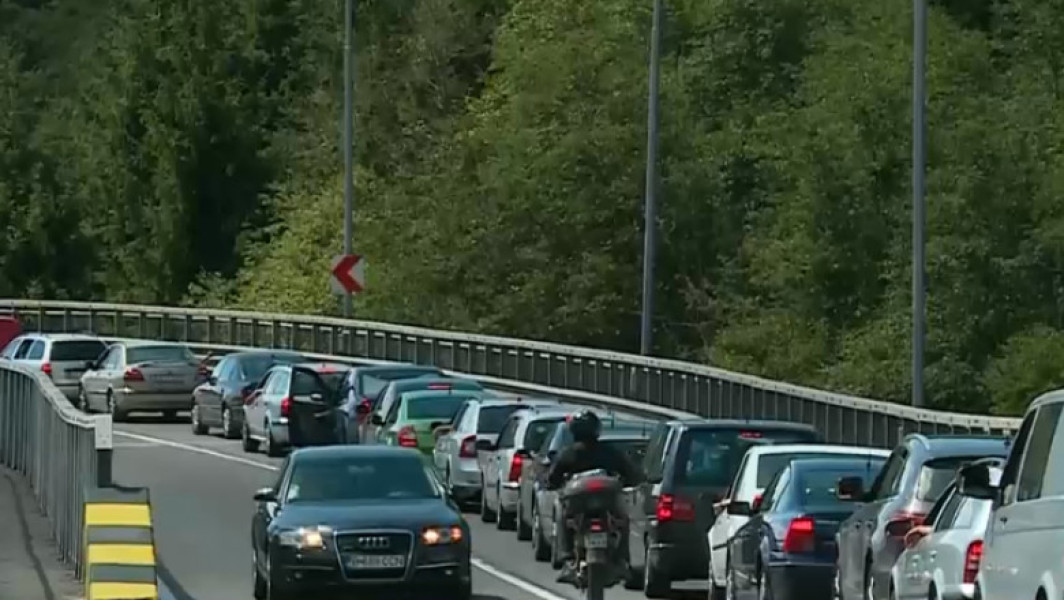 Trafic infernal pe DN1 din cauza închiderii Văii Oltului