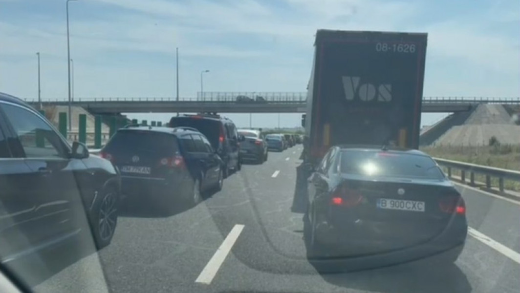 Aglomeratie pe drumurile spre mare: Ambuteiaje si caldura insuportabila