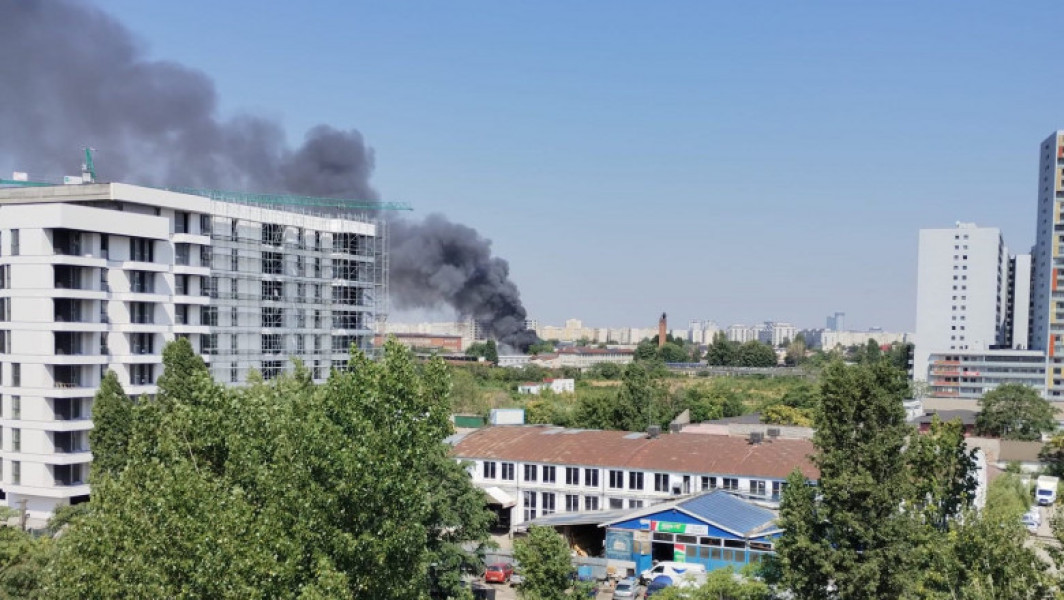 Incendiu puternic la un service auto din Sectorul 2, București
