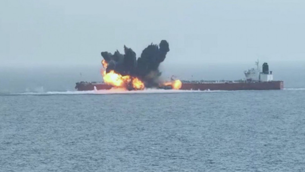 O pată de petrol de peste 220 de kilometri în Marea Roșie după un atac Houthi asupra unui petrolier