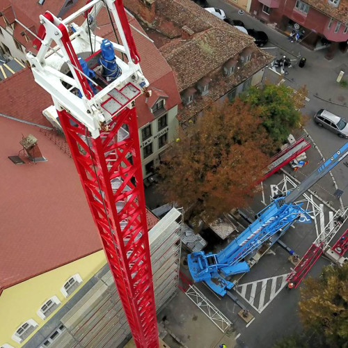 Macaraua de mari dimensiuni, instalată lângă sediul Consiliului Județean Sibiu