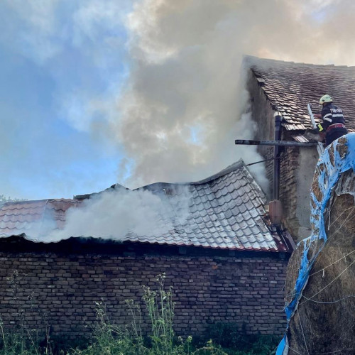 Incendiu lichidat de pompierii din Sibiu la o casă din Daia