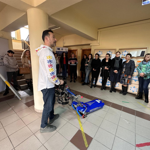 Trei elevatoare și rampe donate pentru accesibilitatea copiilor cu nevoi speciale