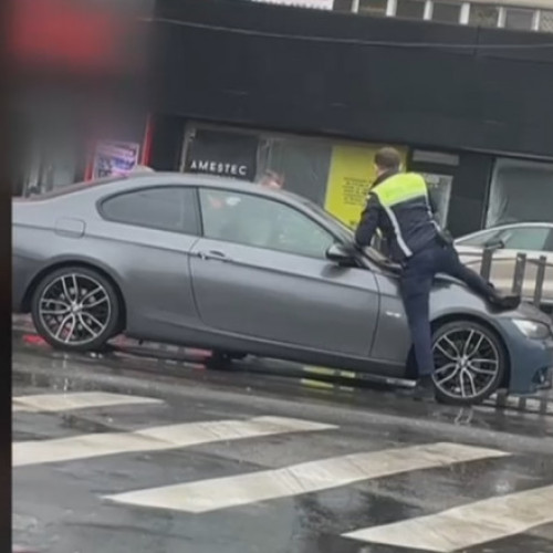 Şofer scos cu forţa din maşină după o urmărire în trafic