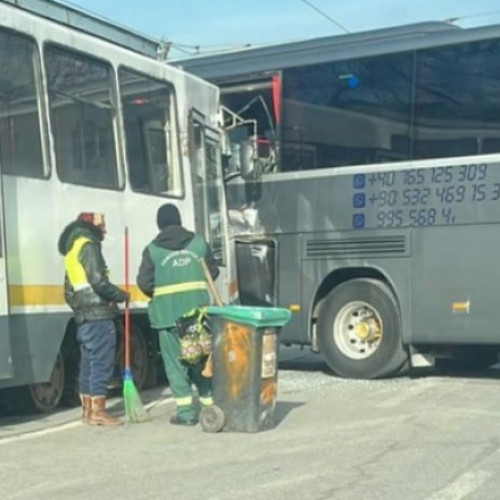 Accident grav în București - Tramvai vs Autocar