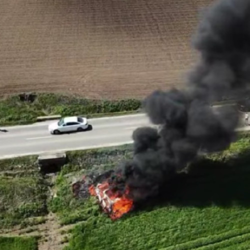 Accident rutier la Luncasi: o mașină electrică a luat foc