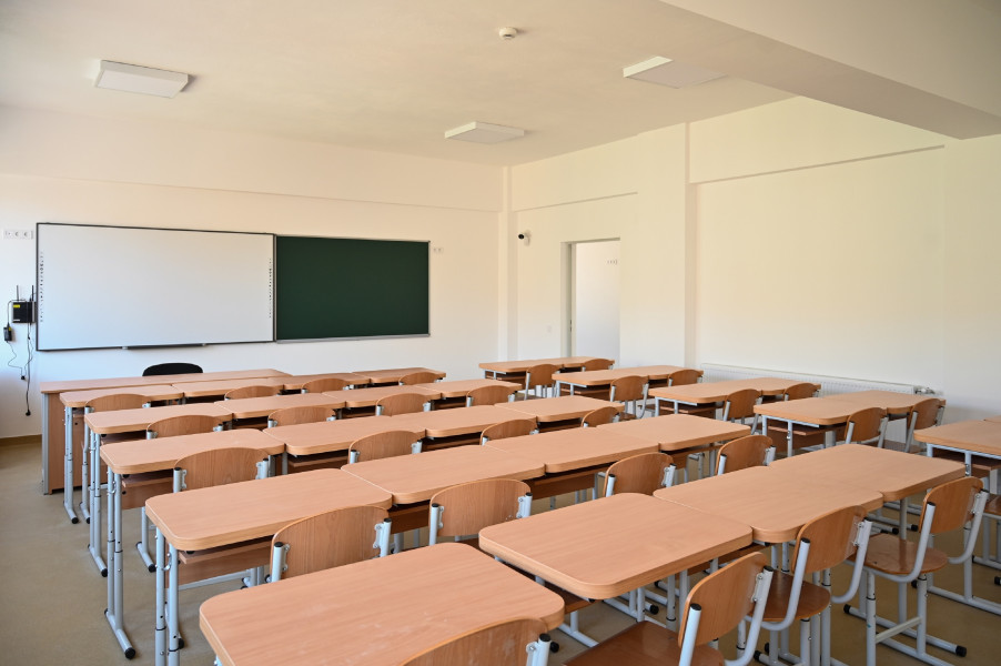 Primăria Sibiu a câștigat două noi contracte pentru achiziția de mobilier școlar destinată grădinitelor și școlilor din municipiu, în cadrul proiectului „Dotarea unităților de învățământ preuniversitar de stat și a unităților conexe din Sibiu”. Potrivit sursei turnulsfatului.ro, scopul acestor achiziții este modernizarea sălilor de clasă și a cabinetelor școlare.