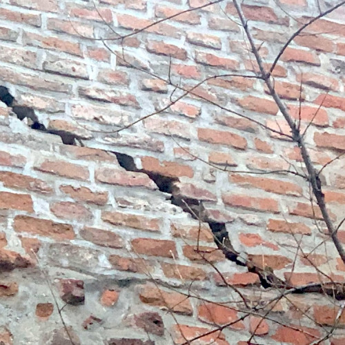 Primii pași concreți pentru salvarea zidului de pe strada Manejului, după aproape opt ani: Contract de 190.000 de lei pentru o firmă din Oradea