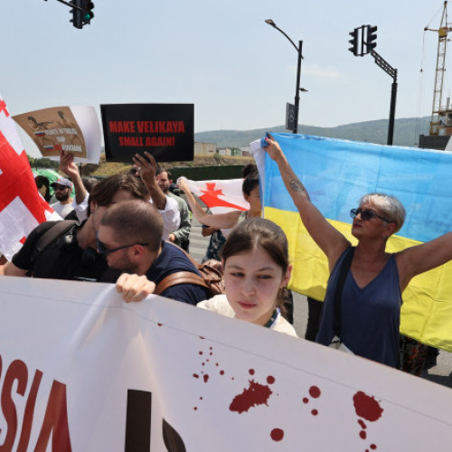 Video Steagul Rusiei, ars în Georgia. „Porcilor, nu sunteți bineveniți aici! Astăzi sunt artificii, mâine vor fi rachete Grad”
