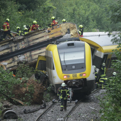 Germania: Un tren cu 100 de pasageri a deraiat. Informaţii contradictorii cu privire la victime