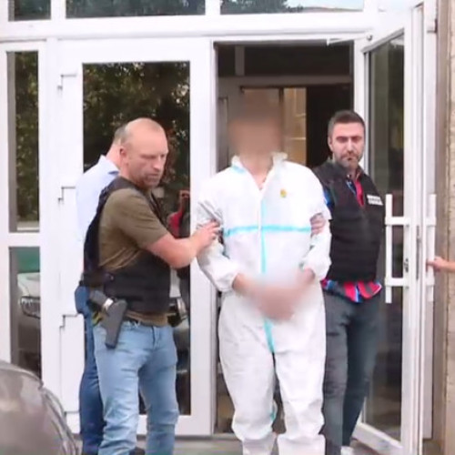 Un tânăr turc, implicat în incidentul din centrul Bucureștiului în care a fost tras un foc de armă, a fost arestat preventiv pentru 30 de zile, potrivit informațiilor oferite de Parchetul de pe lângă Tribunalul București. În urmă cu câteva zile, un alt bărbat a fost reținut în legătură cu acest caz, iar apoi a fost plasat în arenare preventivă pentru o lună, notează digi24.ro.