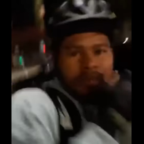 îmbrânceli între un livrator asiatic și un tânăr în București surprinse în videoclipuri