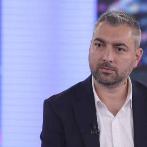 Sebastian Popescu, fost candidat la alegerile prezidențiale din 2025, a venit joi la Poliție pentru controlul judiciar, după ce a fost urmărit penal pentru corupere sexuală a minorilor. În declarațiile date jurnaliștilor, Popescu a spus că își dorește ca dosarul să fie clarificat „din punct de vedere legal, nu mediatic”.