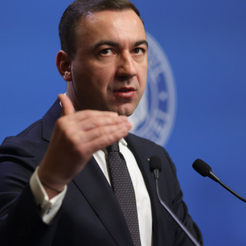 Ministrul Energiei, Bogdan Ivan, a asigurat joi că prețul gazelor naturale nu va crește în viitorul apropiat. Într-un interviu la Antena 3, el a afirmat că "gazele nu se scumpesc", menționând că măsurile luate de Ministerul Energiei vizează în special scăderea tarifelor pentru energia electrică, pentru beneficiul consumatorilor finali. Potrivit news.ro, Ivan a explicat că se acționează pentru a regla atât piața, cât și pentru a crește capacitățile de producție a energiei.