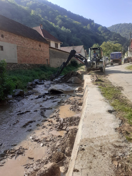 Sistemul de Gospodărire a Apelor Sibiu a reparat malul pârâului Tilișca pentru prevenirea inundațiilor