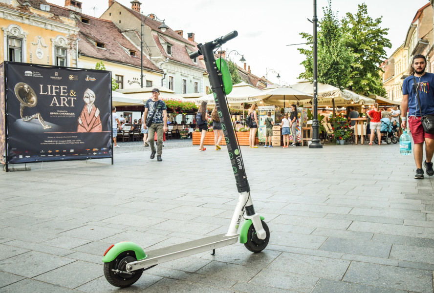 Trotinetele electrice din Sibiu au viteza limitată la cererea Primăriei încă din 2022