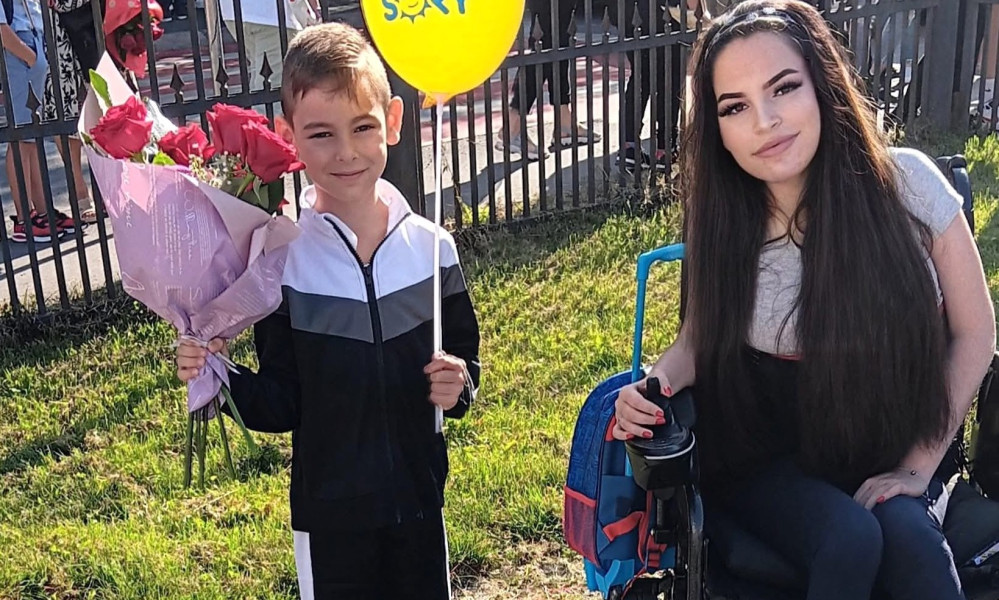 Denisa, mama în scaun rulant, are nevoie de sprijin pentru mobilarea locuinței sociale