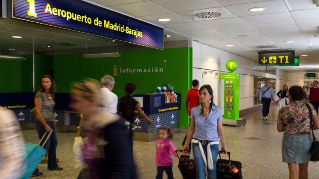38 de angajați de pe aeroportul din Madrid arestați pentru furtul bunurilor din bagajele călătorilor