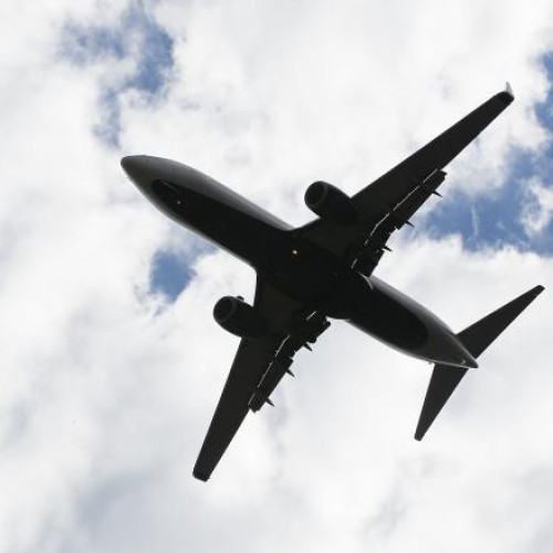 Estonia îl acuză pe Rusia de încălcarea spațiului aerian prin interferențe GPS. Compania Finnair suspendă zborurile către orașul Tartu din estul Estoniei. Ministerul Afacerilor Externe din Tallinn se adresează partenerilor din NATO și UE pentru a soluționa problema. Kremlinul și Ministerul Apărării din Rusia nu au emis niciun comentariu. Ministrul Estland, Tsahkna, discută cu colegii săi din statele baltice și din Finlanda și Suedia pentru a găsi o soluție la acest incident, care îngreunează navigația în regiune.