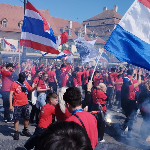 ACTUALIZARE Finala Cupei României, la Sibiu. Terasele din centru sunt pline. Suporterii au găsit soluția pentru consumul de alcool. Fumigene și petarde