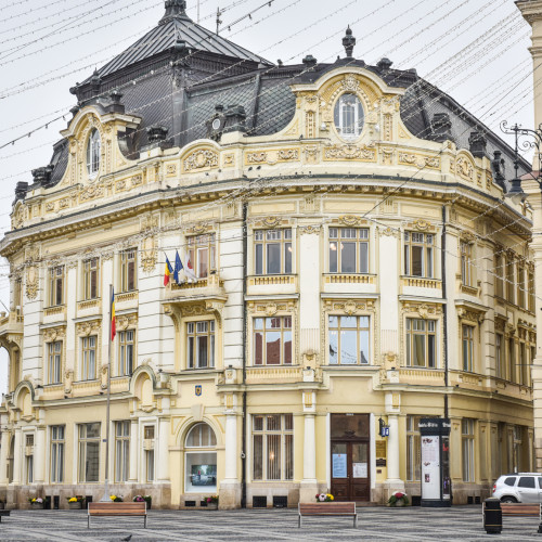 Primăria se reorganizează: modificări în aproape toată organigrama, Baia Populară preia stadionul și bazele sportive. Față de acum cinci ani, tot mai mulți bugetari sunt