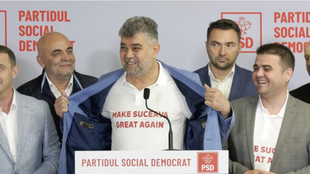 Marcel Ciolacu poartă tricou „Make Suceava Great Again” la conferința de presă