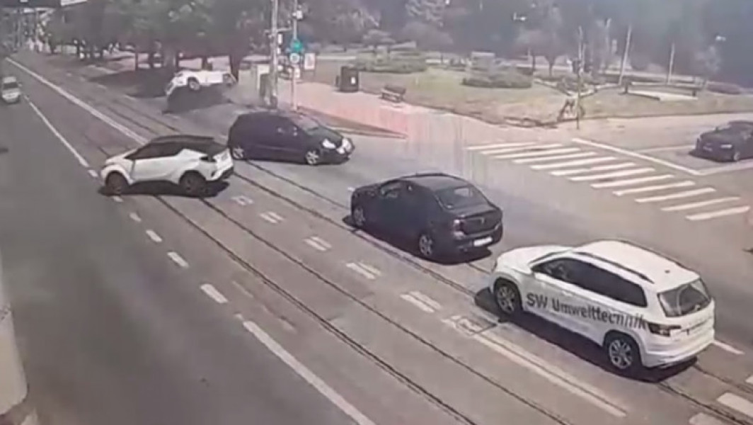 Accident surprins de camerele de supraveghere pe un bulevard intens circulat din Iași