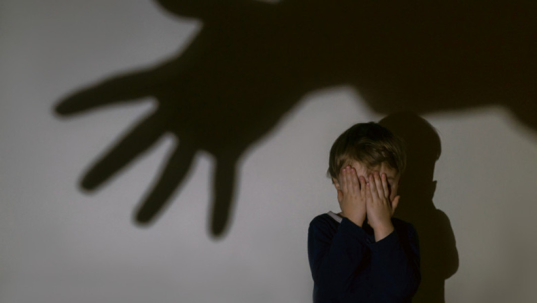 Un copil de 2 ani din Dolj a fost bătut de amantul mamei. Medicul de familie a observat rănile și a sesizat Poliția